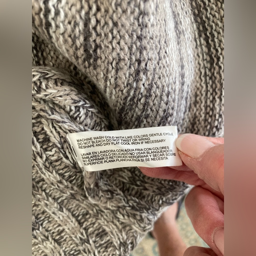 Carolyn Taylor Heathered Cowelneck Sweater. Size L - Picture 6 of 7